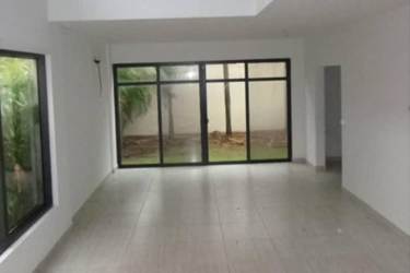 Spacious unfurnished living room with sliding glass doors to garden in PH Nativa Panama