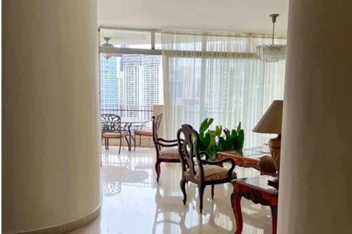 Spacious master bedroom with built-in closet split AC in PH Mar del Sur Punta Paitilla