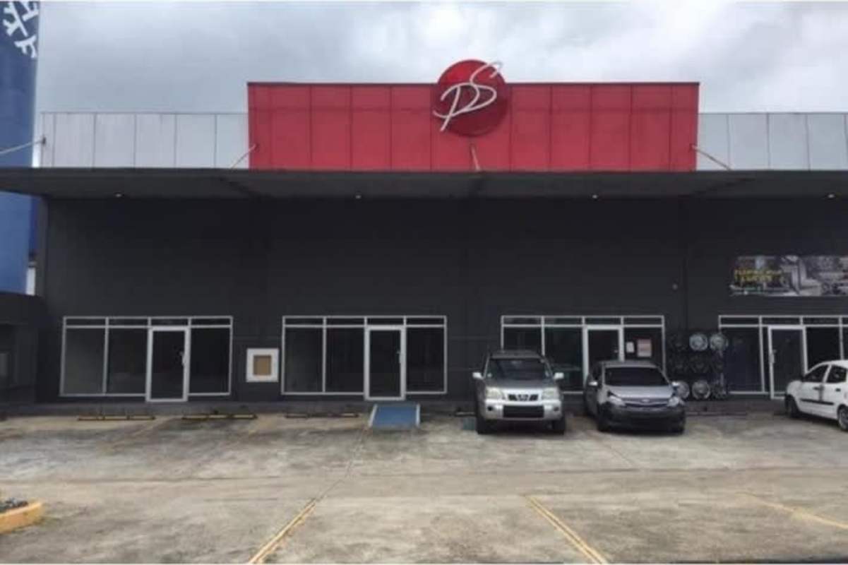 Street side view of commercial retail spaces with glass facades and parking in PH Plaza Sur Las Mañanitas Panama City