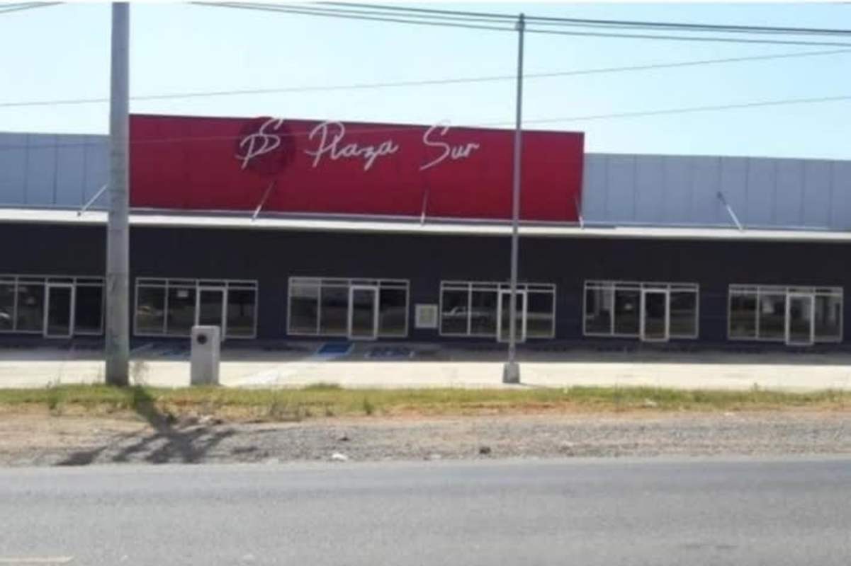 Facade of PH Plaza Sur with glass storefronts, parking lot, and contemporary signage Las Mañanitas Panama