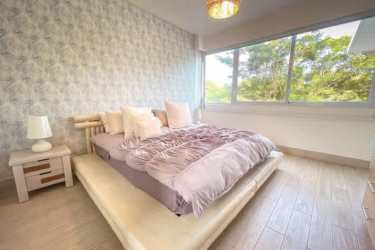 Modern kitchen with granite countertops and breakfast bar PH Punta Barco Village Panama