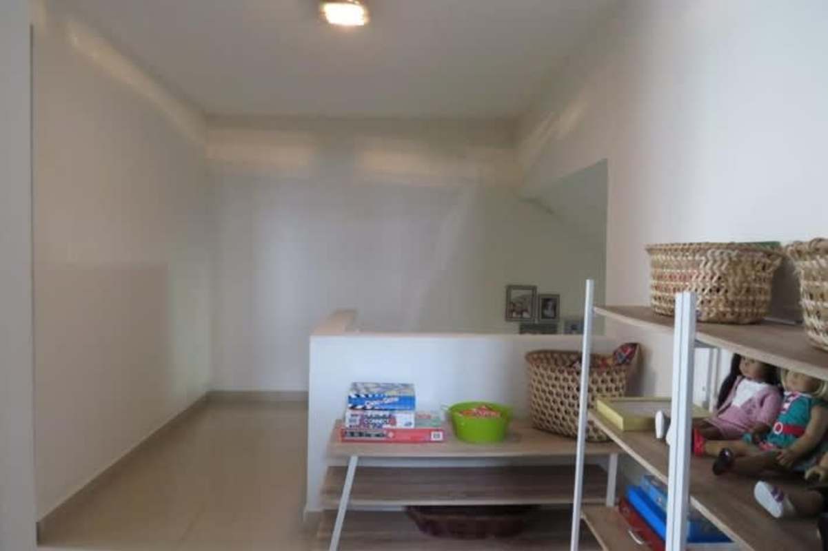 Living room with ceiling fan and natural light in Altos de Panamá Limajo house