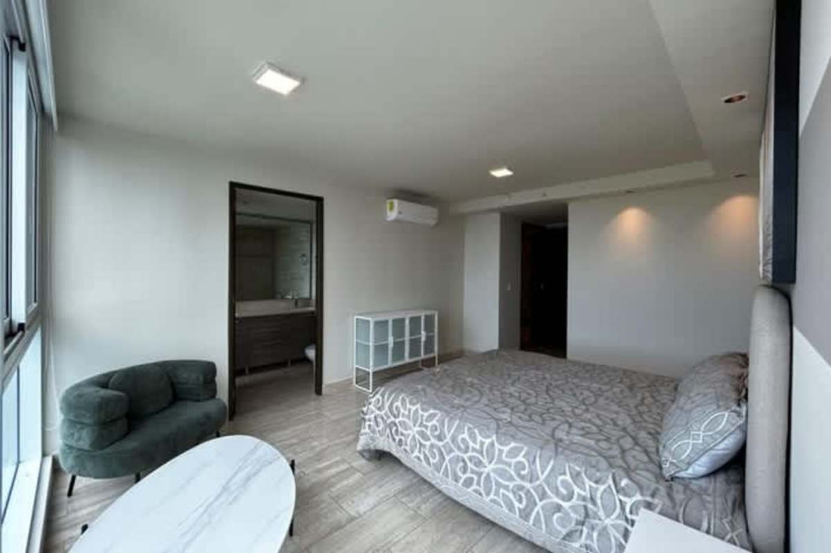 Infinity edge pools with sun lounge area at The Regent Panama