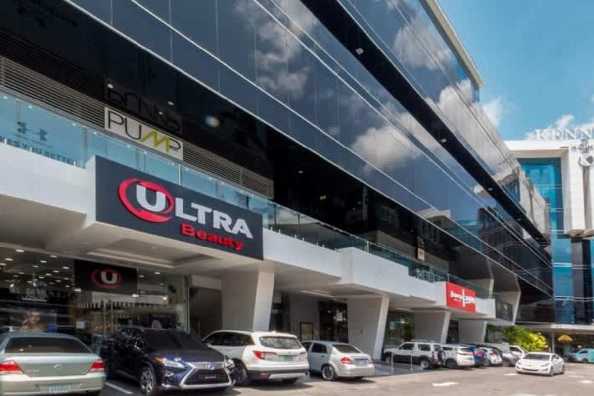 Perspective view of multi-level plaza featuring shops and offices corner Vía Brasil and Vía Israel Panama City