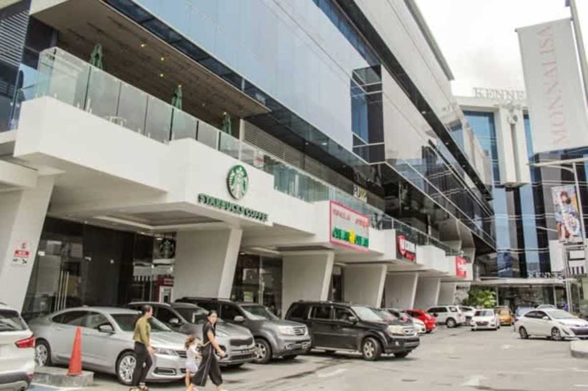 Modern lobby with marble finishes, recessed lighting, concierge desk at Plaza Comercial San Francisco Panama City