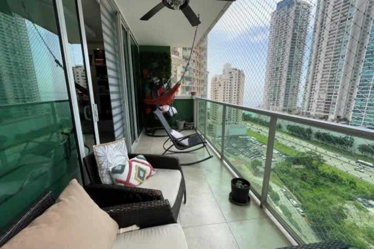 Children's bedroom with colorful wall, twin beds and ample space in Mystic Point Panama