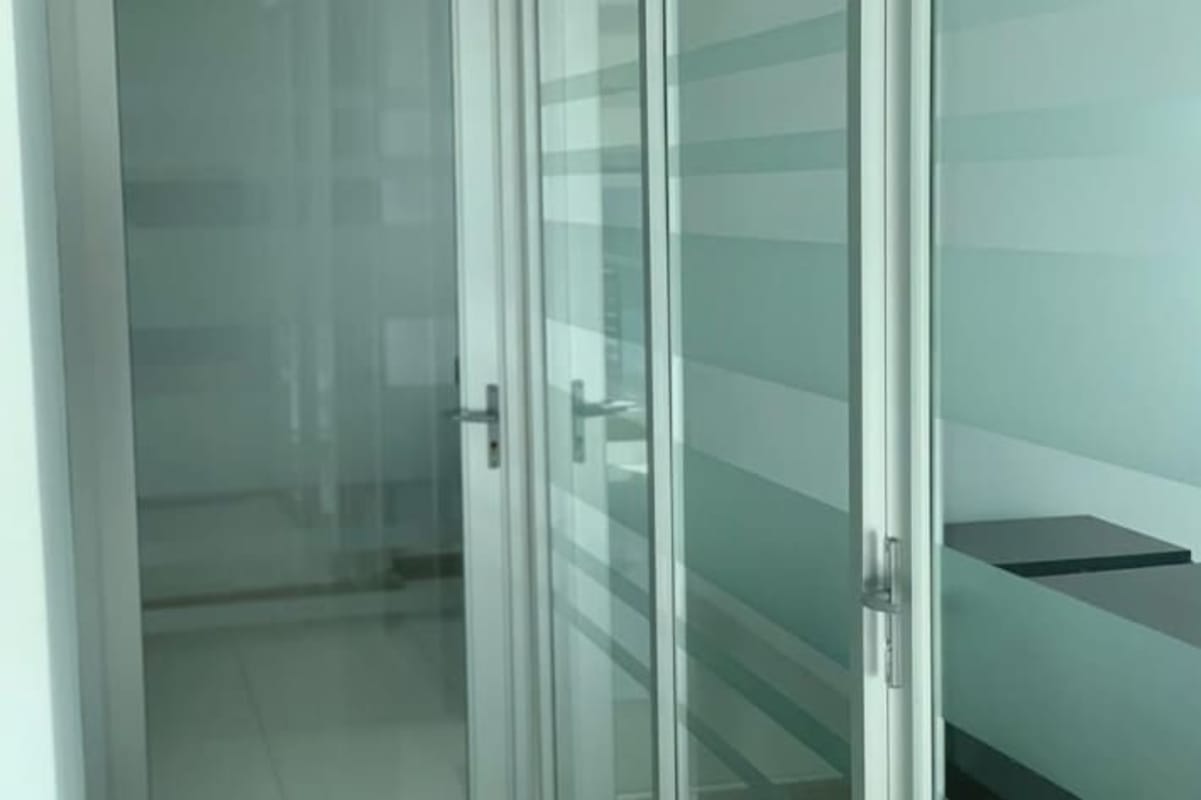 Floor-to-ceiling windows with city skyline views in PH Bicsa office for rent Panama City
