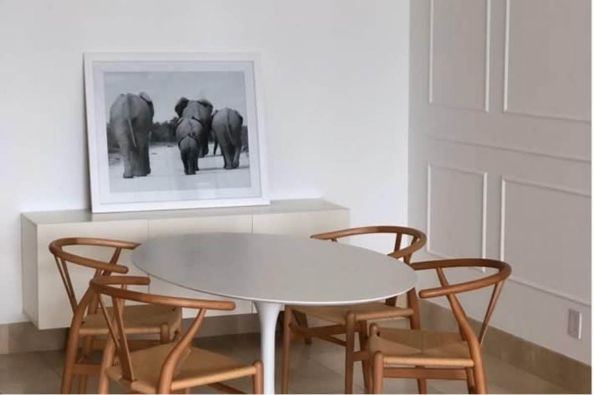 Minimalist dining with white table and natural light PH Greenview Santa María Panama