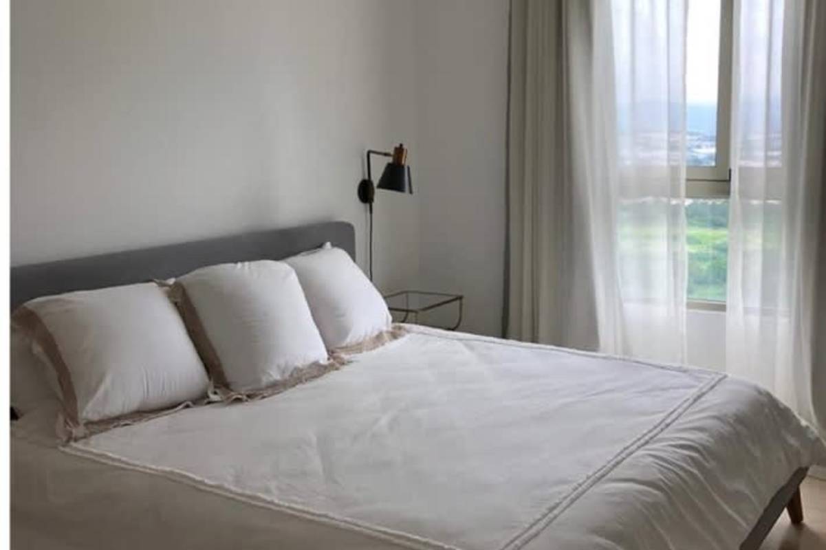 Spacious bedroom with large window and natural light PH Greenview Santa María Panama apartment