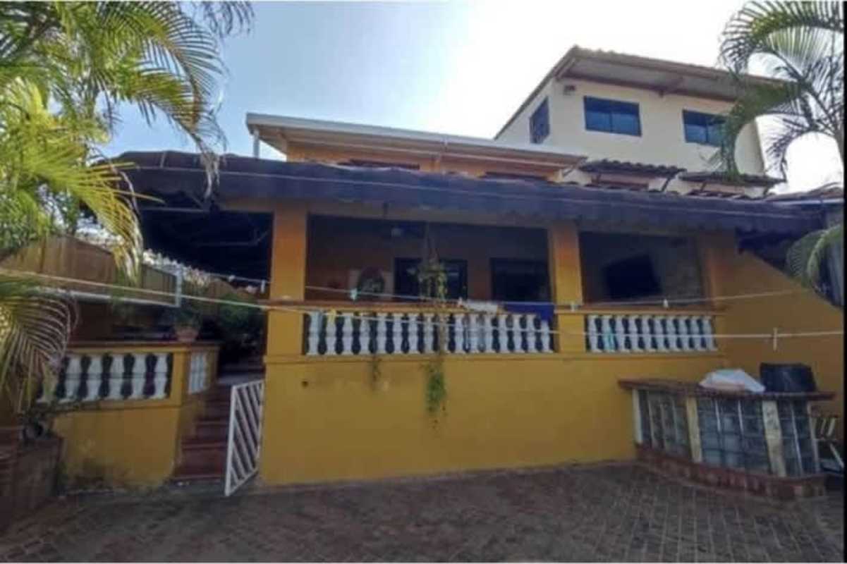 Bedroom with loft bed, desk, spiral staircase and seating area in Altos de Panama house