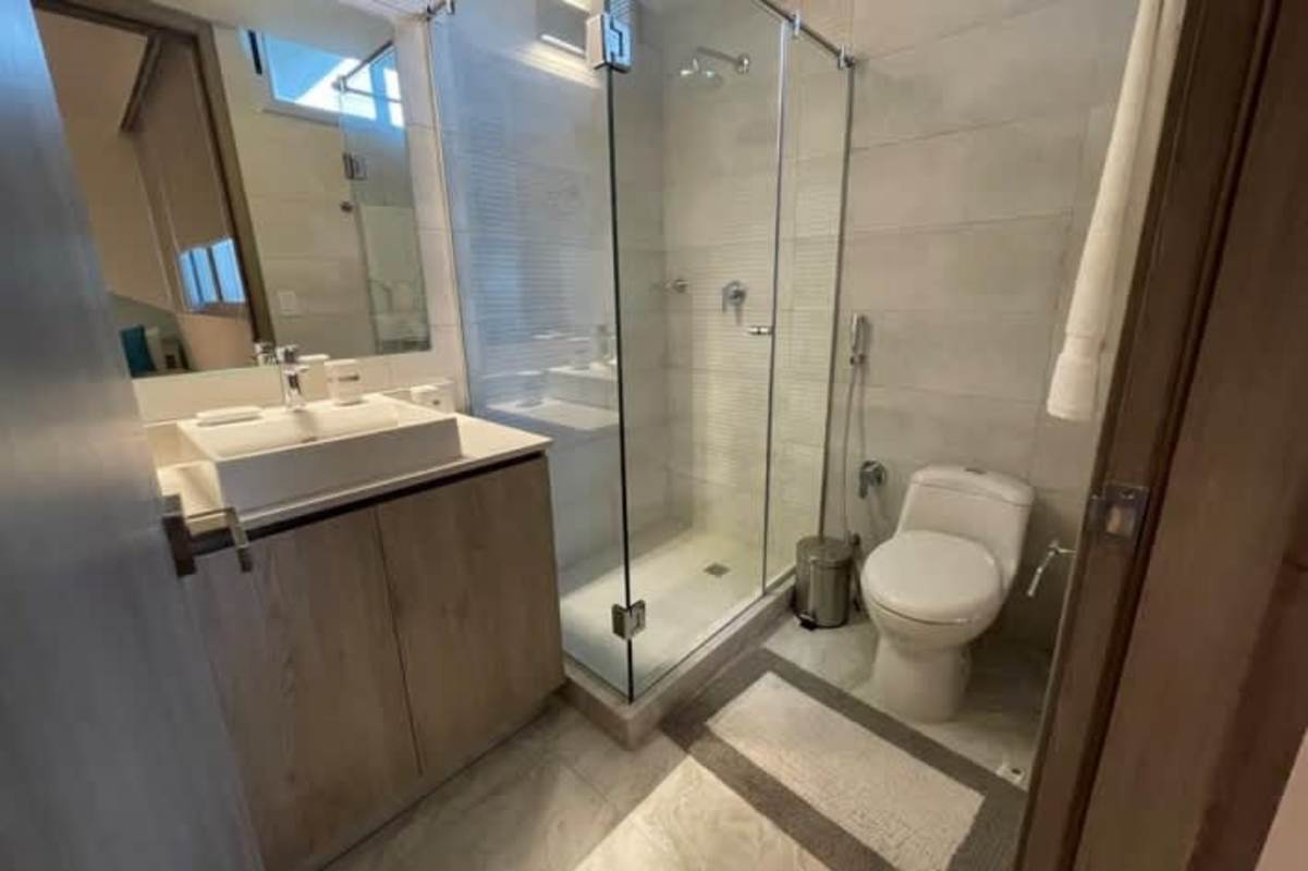 Infinity rooftop pool with panoramic city view PH Midtown Panama