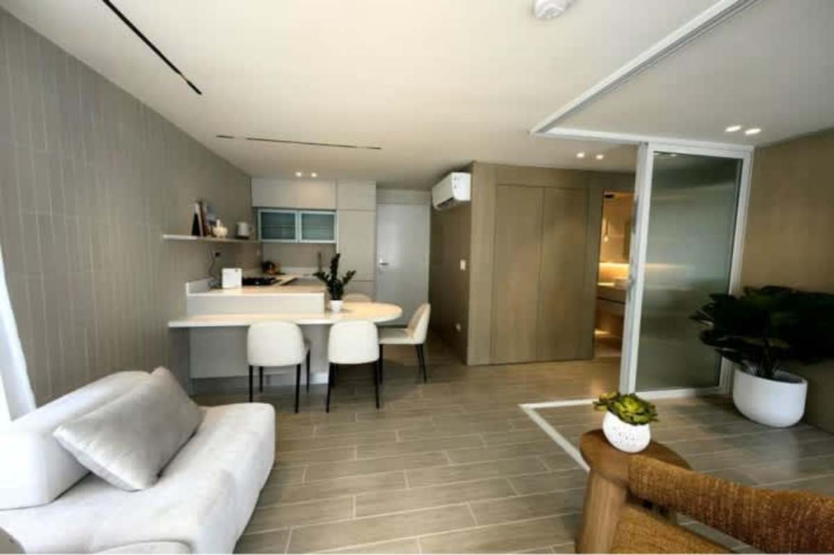 Bright bedroom with city view windows PH Armonía apartment Panama pre-sale