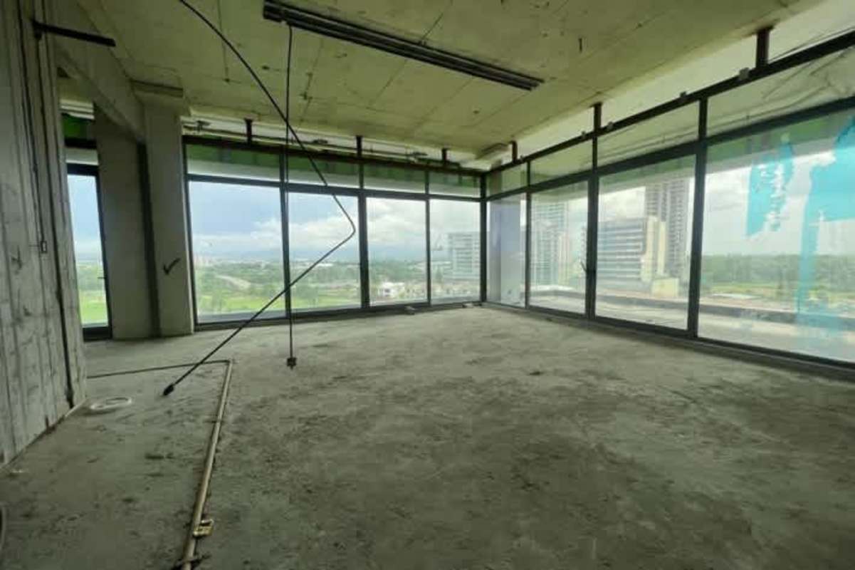 Grey shell high-rise corner panoramic windows in PH 818 Santa Maria overlooking golf and skyline