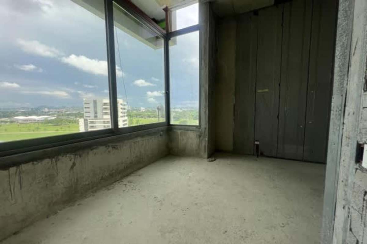 Large corner windows with panoramic city and golf view in grey shell PH 818 Santa Maria Panama apartment