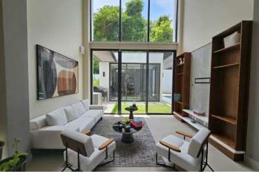 Open kitchen and dining with modern finishes in Explora Panama Pacifico house for sale