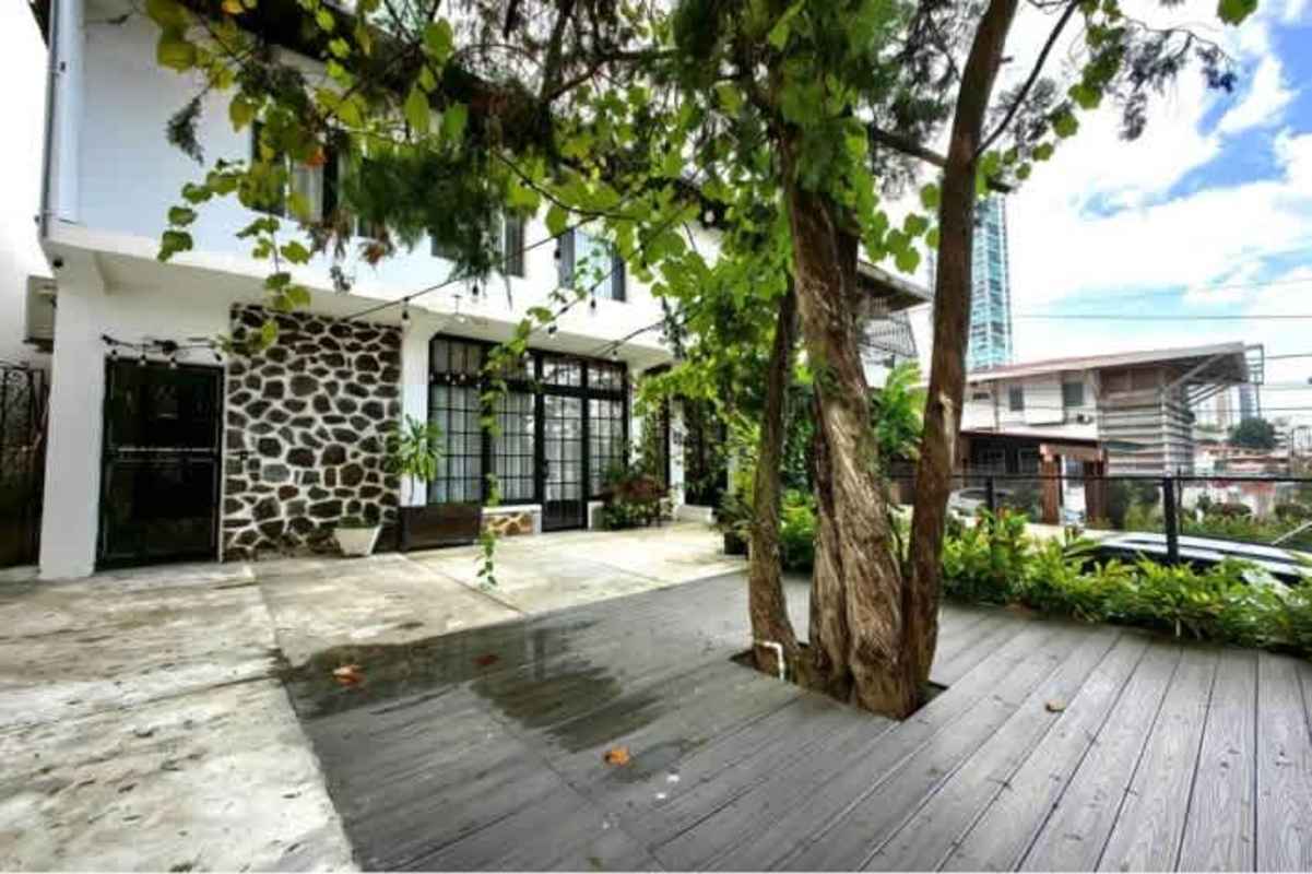 Commercial building with stone accents and large black window frames on a landscaped lot in San Francisco Panama City