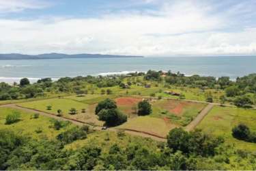Segmentation of coastal residential land lots near Playa Estero Santa Catalina in Panama