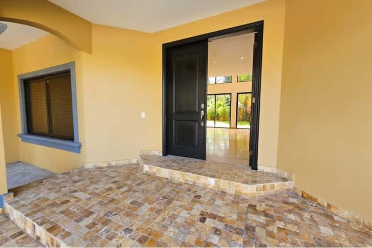 Large living room with wood floors, big windows, neutral walls in Antigua Costa del Este Panama