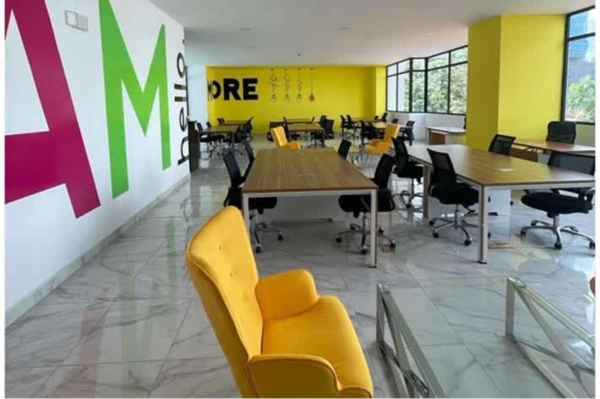 Modern coworking office area with bright colors and ample desk space in The Gray Obarrio Panama