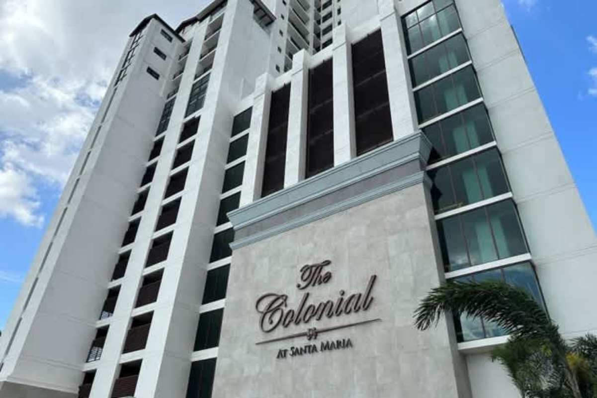 Bedroom with large window and tile flooring in The Colonial Santa María luxury apartment