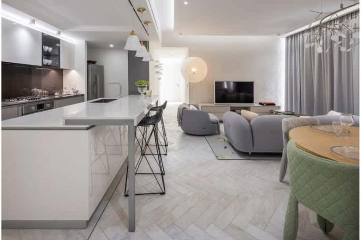 Modern spacious bedroom with floor-to-ceiling windows and city skyline view at PH Marbella Tower Panama