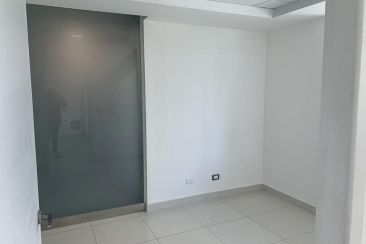 Minimalist hallway with access doors inside PH BICSA Tower office for rent Panama
