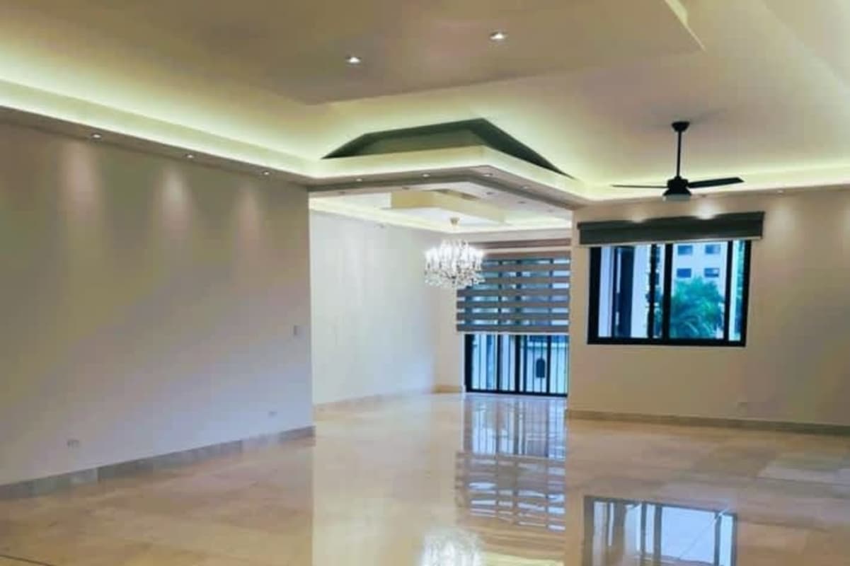 Large dining room area with elegant finishes in PH Embassy Gardens Clayton Panama City