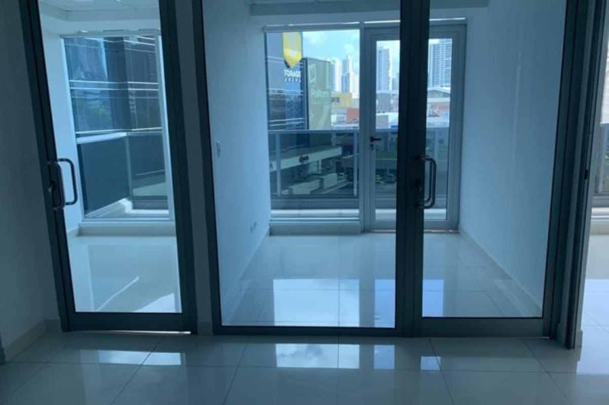 Spacious modern reception lobby with tiled floors and natural light at PH Obarrio Business Center