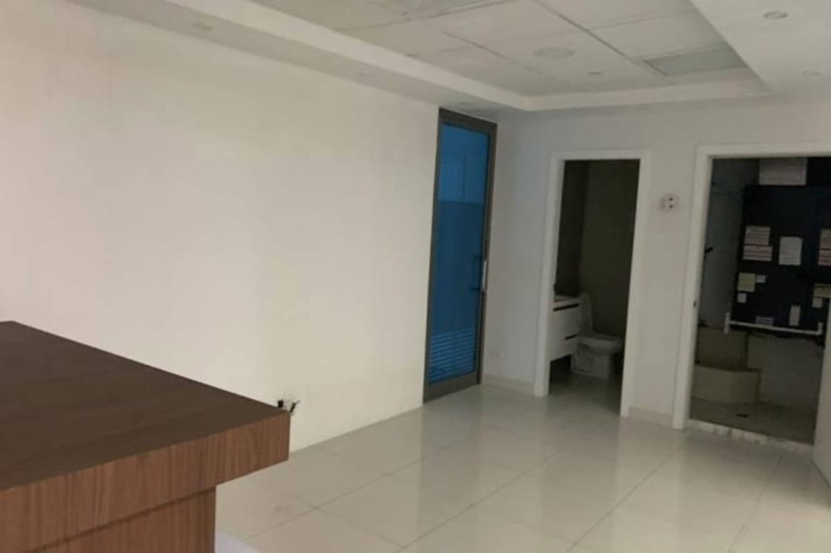 Modern unfurnished office space with large windows in PH Obarrio Business Center Panama