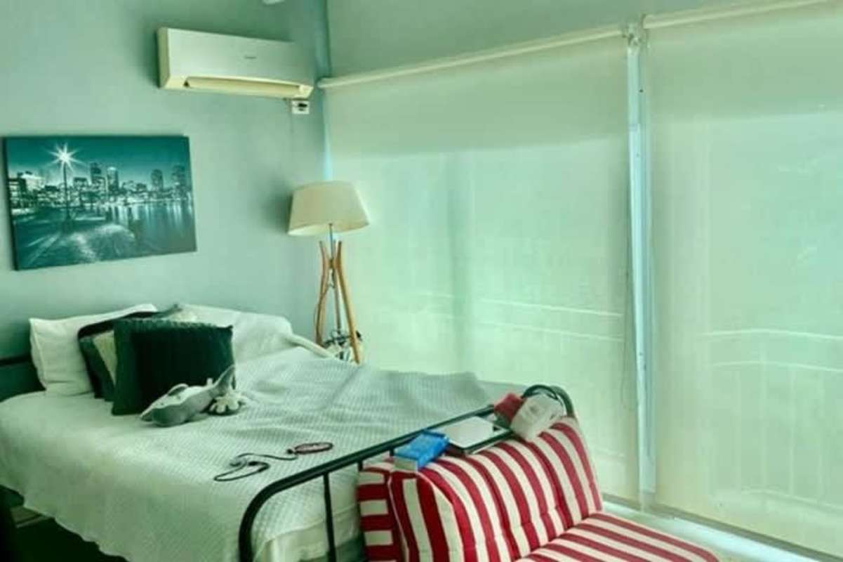 Modern bedroom with AC, wall art and floor lamp in La Alameda Betania Panama house for sale