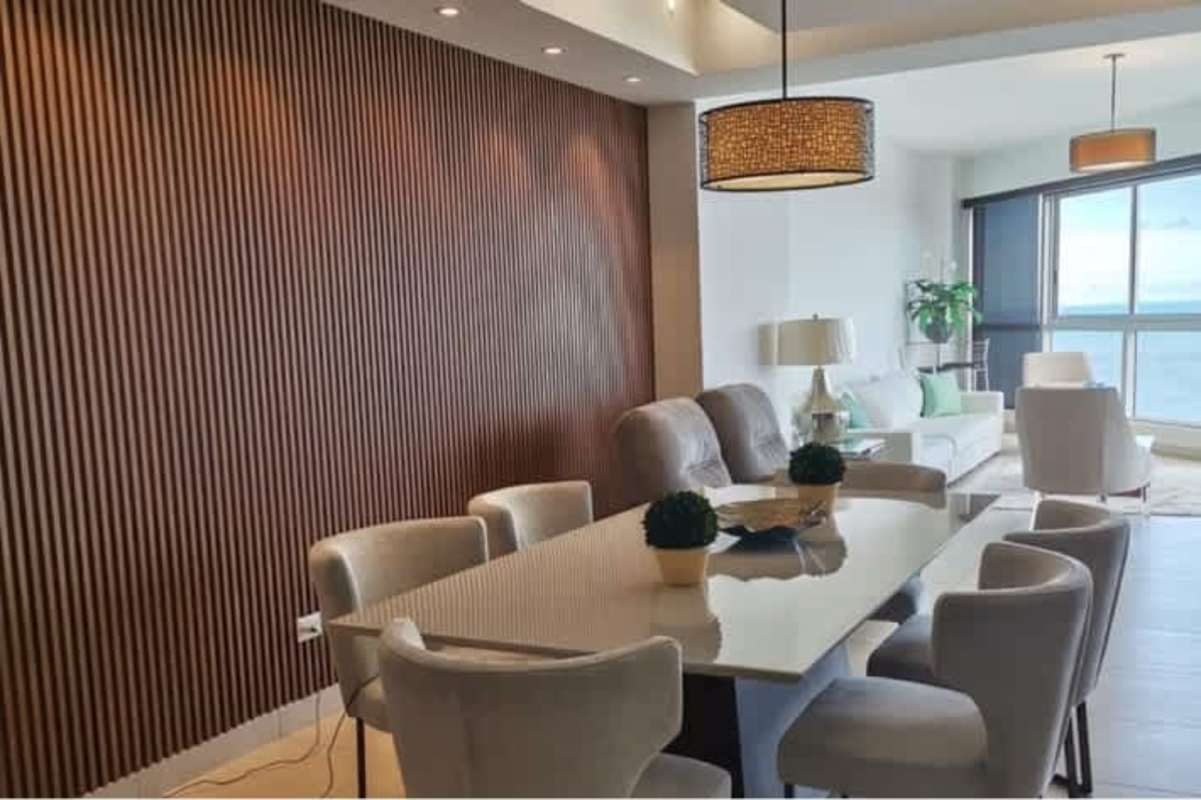 Spacious bedroom with ocean and city views in PH BICSA Panama