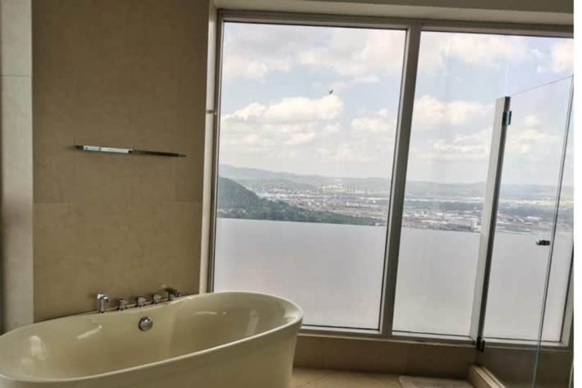 Luxurious bathroom with freestanding tub and panoramic window in PH BICSA Friendly Center Panama