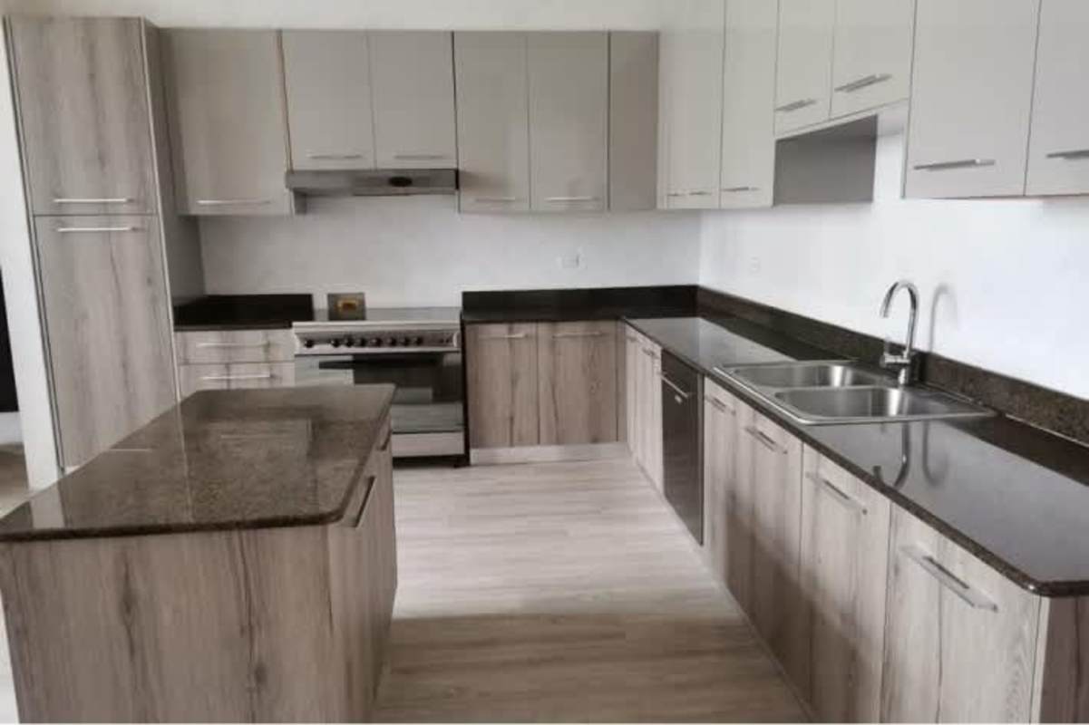 Service room with full bathroom in PH Ocean Club luxury apartment Punta Pacifica Panama