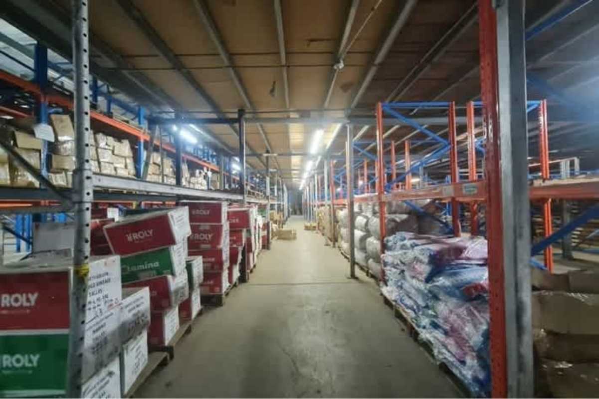 Industrial warehouse with palletized cargo inside La Locería Betania Panama