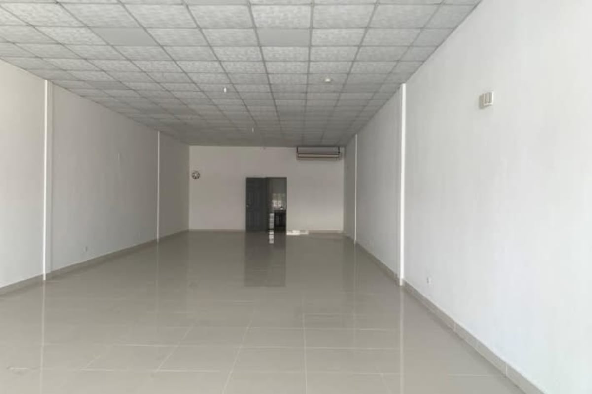 Empty interior with tiled floor, drop ceiling and AC unit in commercial space for rent San Miguelito Panama