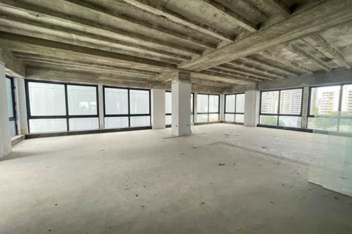 Large windows and exposed ceiling in unfinished commercial office Plaza 2000 Marbella Panama