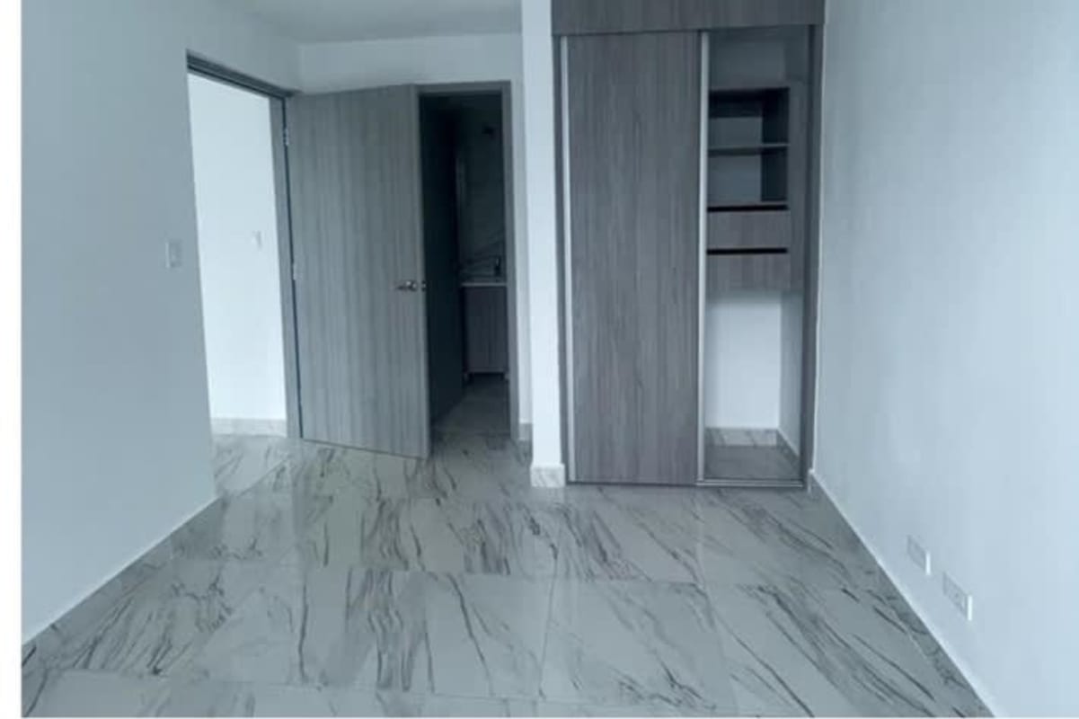 Luxury balcony with glass railing offering panoramic views of Pacific Ocean and Panama skyline in PH The Sands Avenida Balboa