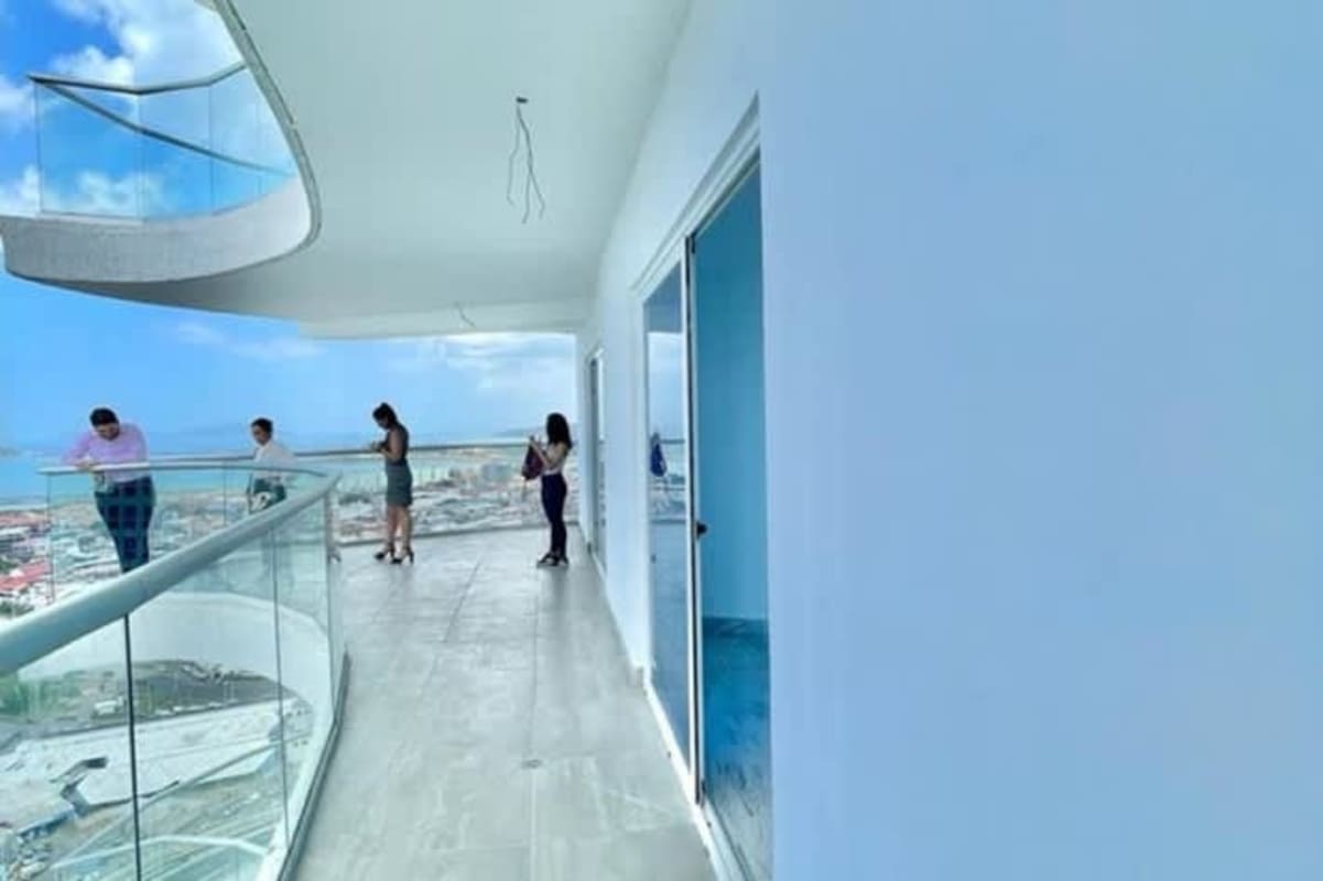 Master bedroom with marble flooring, panoramic ocean views and closet in PH The Sands Avenida Balboa Panama City