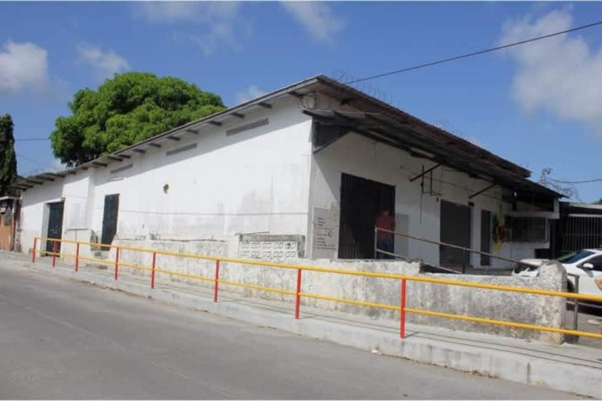 Side exterior of commercial warehouse with ramp, fences, and parking Ciudad Bolívar Panama