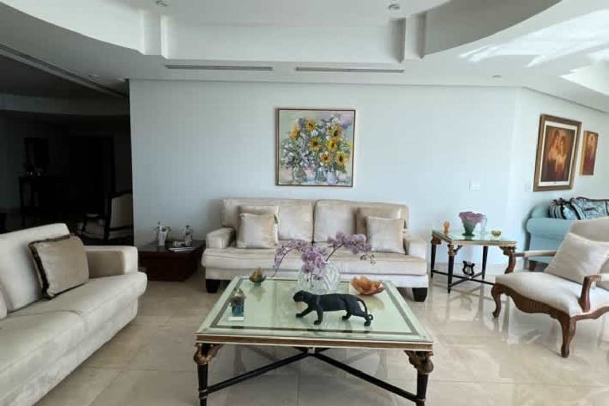 Custom luxury kitchen with granite countertops and stainless appliances in Venetian Tower Panama