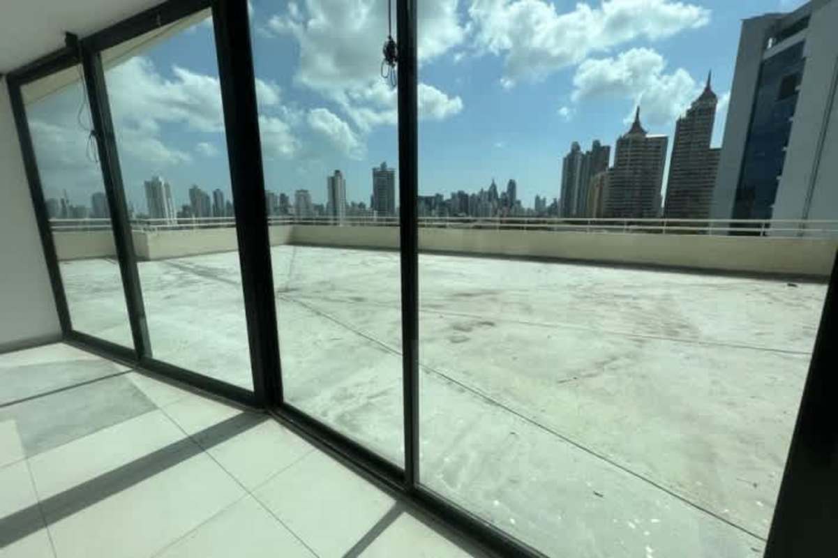 Traditional kitchen with ample cabinetry, granite counters, double sink in PH Oceania 100 Panama