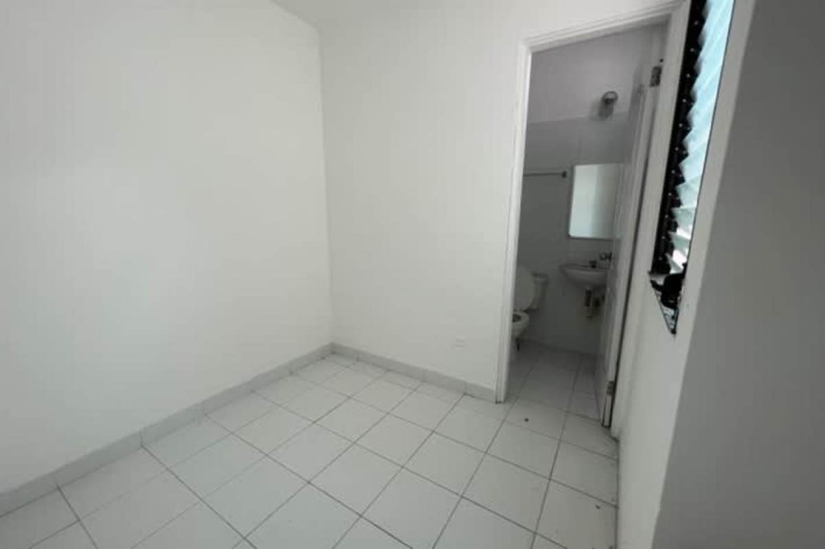 Spacious master suite with built-in closet, natural light and city skyline view in PH Oceania 100 Panama