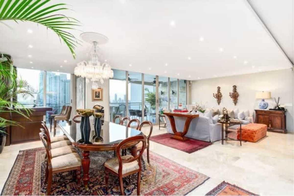 Elegant open plan dining and living area with chandelier and city views in PH Aquamar Punta Pacifica