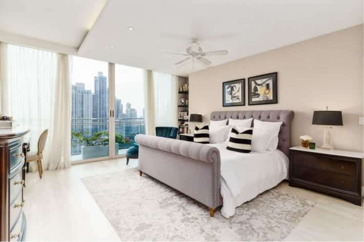 Elegant open-plan living and patio access with custom finishes at PH Aquamar Punta Pacifica