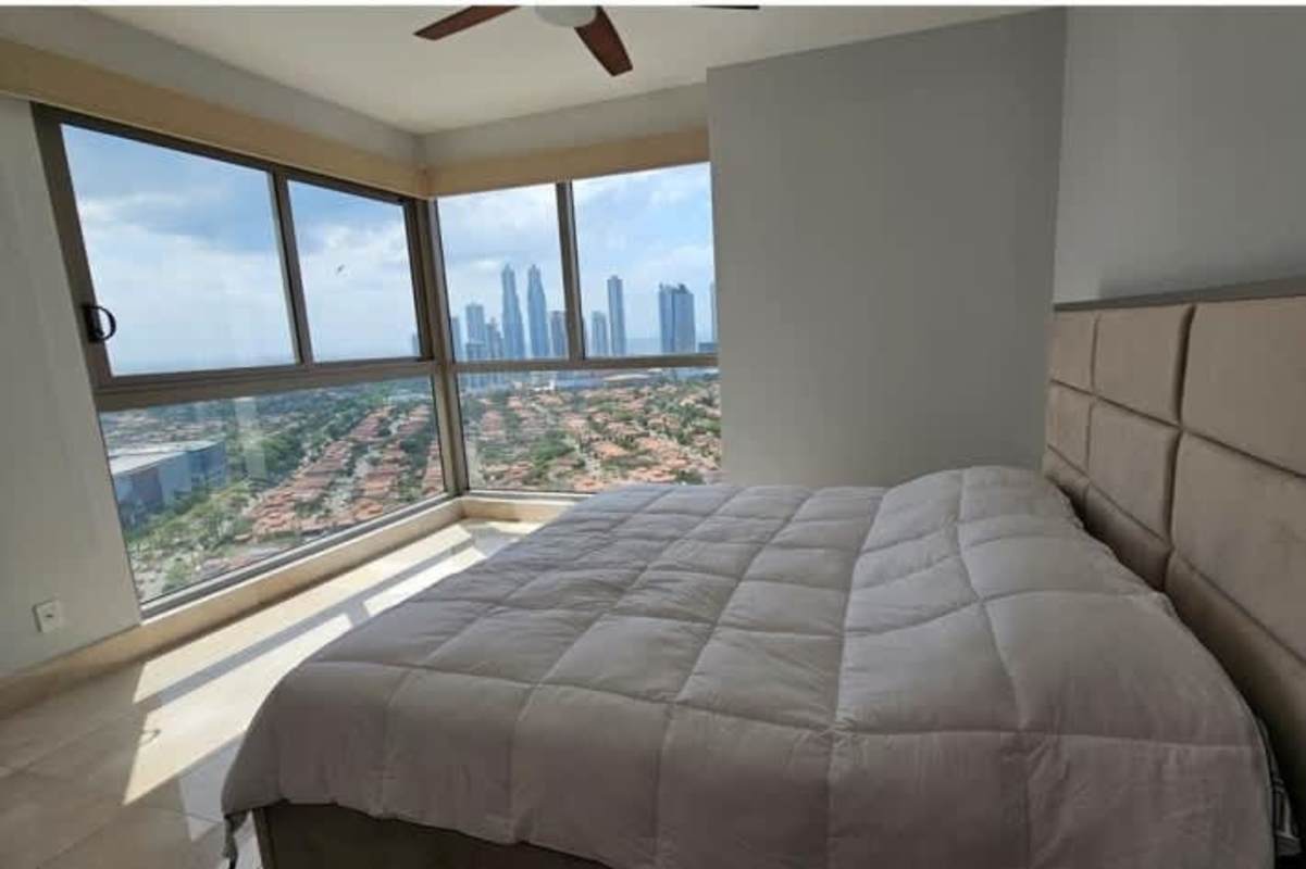 Modern bedroom with large windows city and golf views PH Greengarden Panama