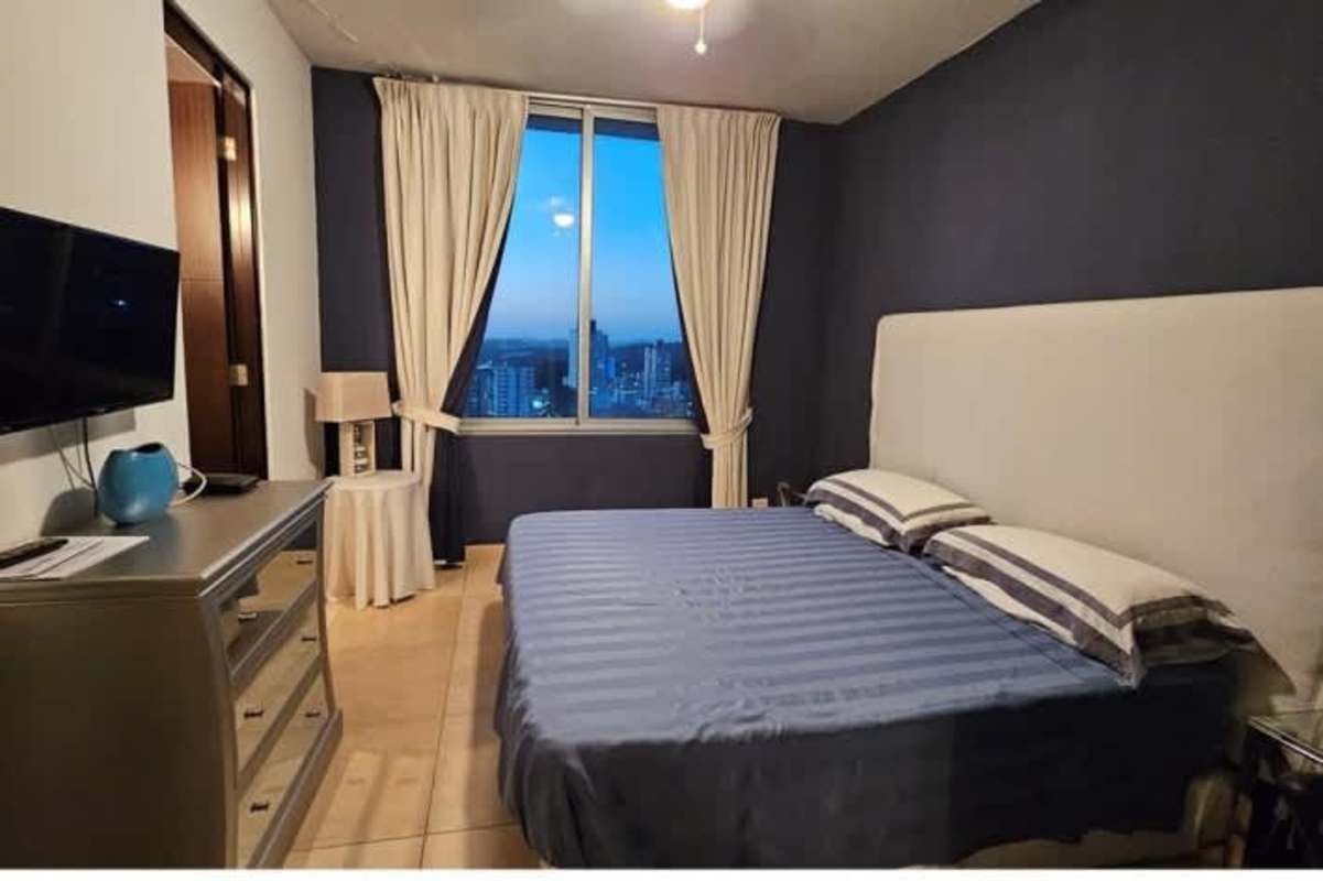 Elegant 2BR Apartment Oceanfront Balcony PH Sky Residences