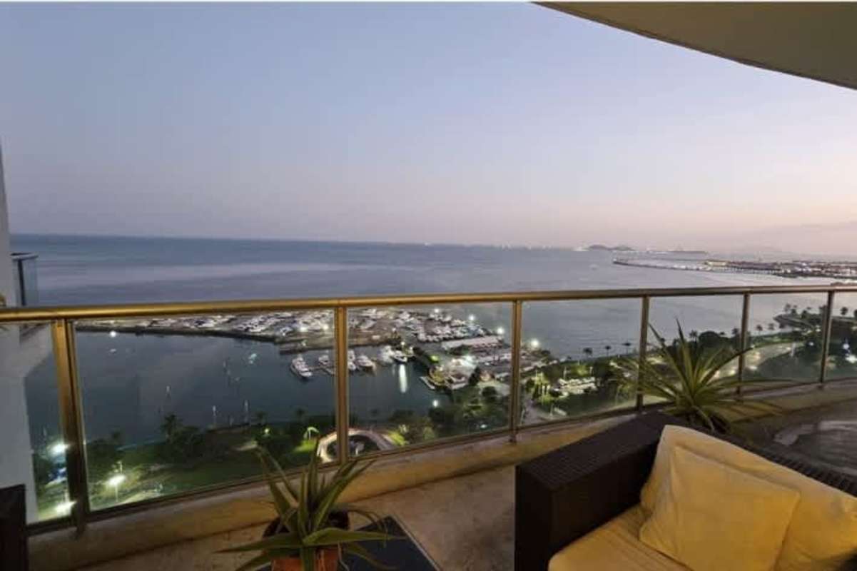 Elegant bedroom with large window and skyline view in PH Sky Residences Avenida Balboa Panama