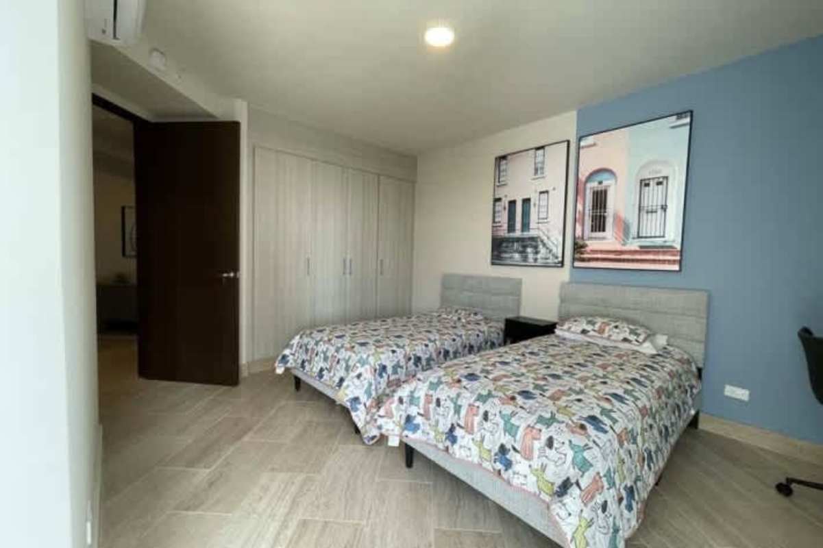Bright bedroom with ensuite bathroom, large window, split AC, Costa del Este Panama City
