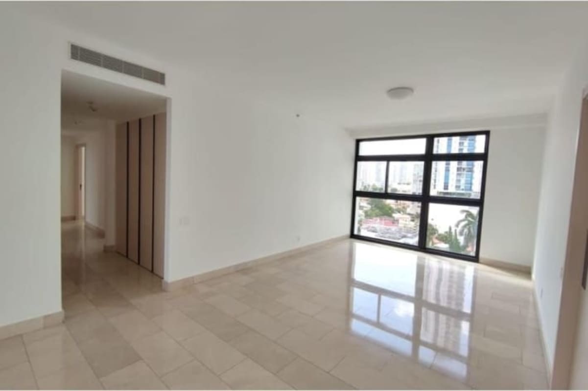 Spacious dining area with city skyline and sea view in PH Coco del Mar luxury apartment Panama