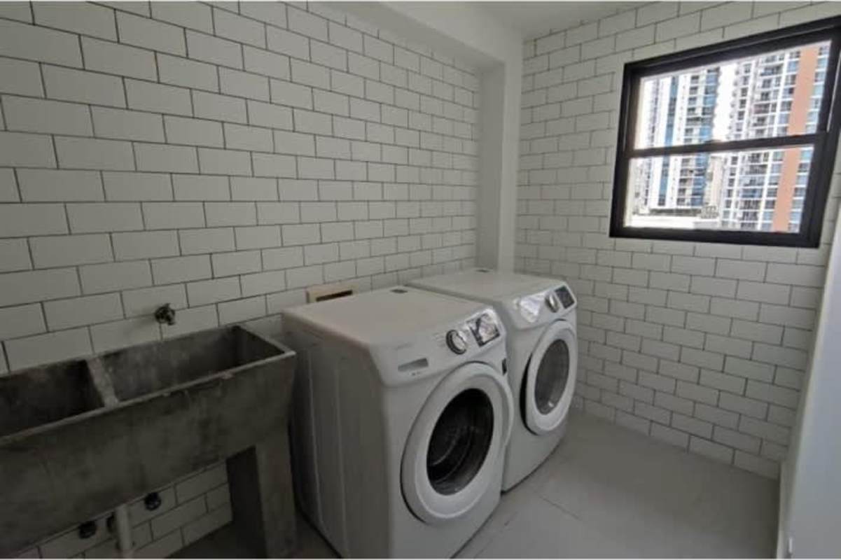 Bright secondary bedroom with city skyline views in PH Coco del Mar Panama rental apartment